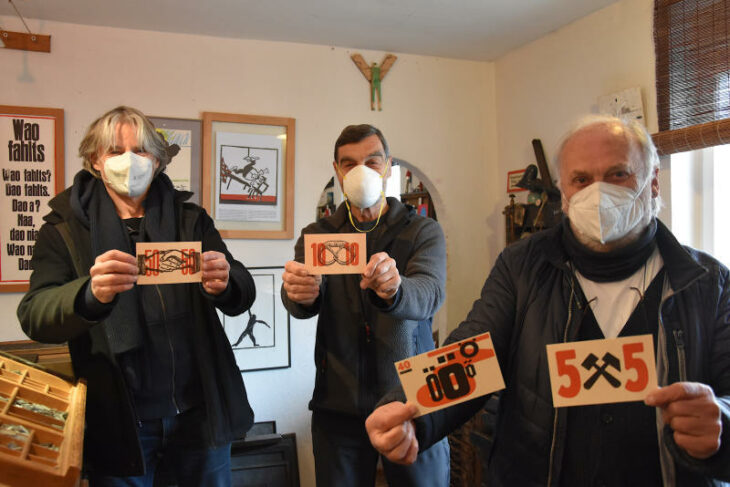 Insgesamt 55 Vierersets ihres „Künstlernotgeldes“ haben Woldemar Fuhrmann, Michael Gölling, Günther Tobisch (v. links) und Timo Reger entworfen und gedruckt. Die Scheine können auch einzeln gekauft werden.