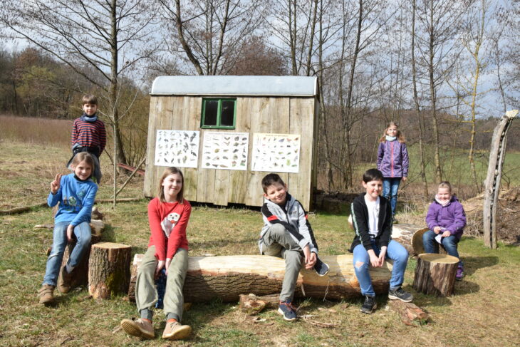 Die Grundschüler aus Kirchensittenbach freuen sich, nach den Osterferien ihr Grünes Klassenzimmer beziehen zu können. Plakate am zugehörigen Bauwagen zeigen die heimische Tierwelt.