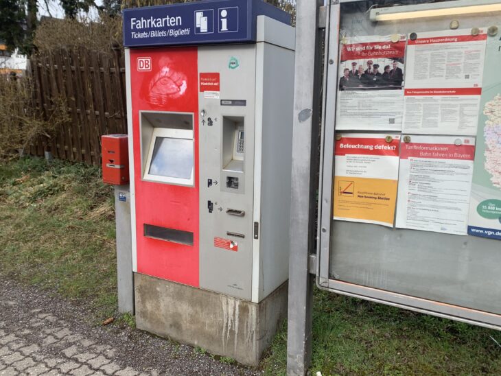 Der Rückersdorfer Bahnhof Ludwigshöhe zählt zu den Stationen, an denen der Fahrkartenautomat im April abgebaut wird. Ab dann müssen die Rückersdorfer Passagiere ihre Ferntickets online kaufen oder per Post liefern lassen.