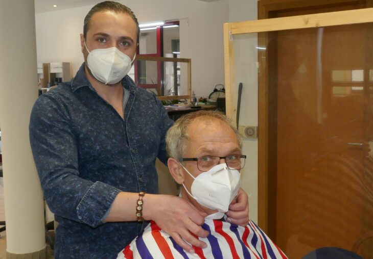 Einer der ersten auf dem Friseurstuhl: Unser Freier Mitarbeiter Herbert Bauer.