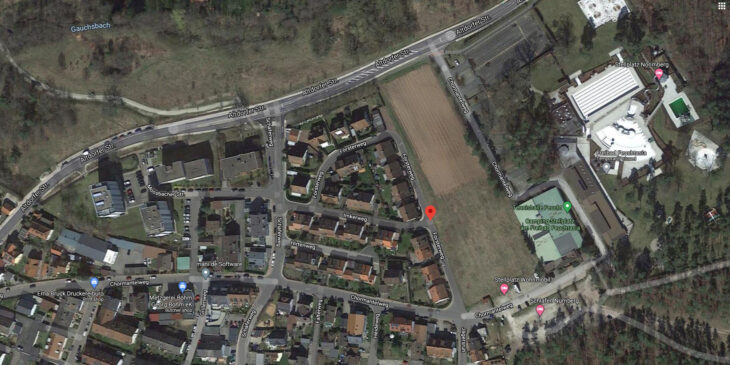 Zwischen den Einfamilienhäusern am Försterweg (links), der Altdorfer Straße und dem Freibad Feuchtasia (rechts) soll das Neubaugebiet entstehen.
