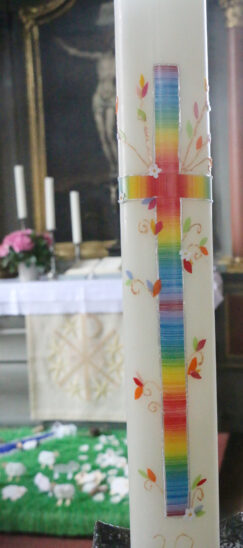 Vergangenes Jahr 
stand die Osterkerze 
in einer leeren Reichenschwander Kirche. Das wird dieses Jahr in einigen Gotteshäusern 
anders sein.