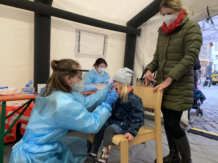 Begeisterung sieht anders aus, doch die dreijährige Anni aus Henfenfeld ließ die Testprozedur trotzdem über sich ergehen. Nach wenigen Sekunden war das Stäbchen wieder raus aus der Nase.