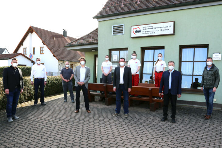 Die Bürgermeister mit den ehrenamtlichen Helfern vom BRK mit Kreisgeschäftsführer Markus Deyhle (4. von links) bei der Eröffnung des Testzentrums.