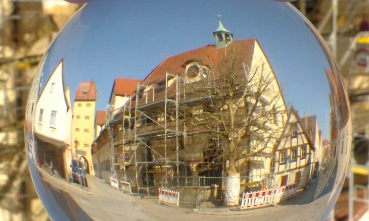 Aufwändige Sanierungsmaßnahmen sollen die Spuren der Zeit an der mittelalterlichen Hersbrucker Spitalkirche beseitigen.