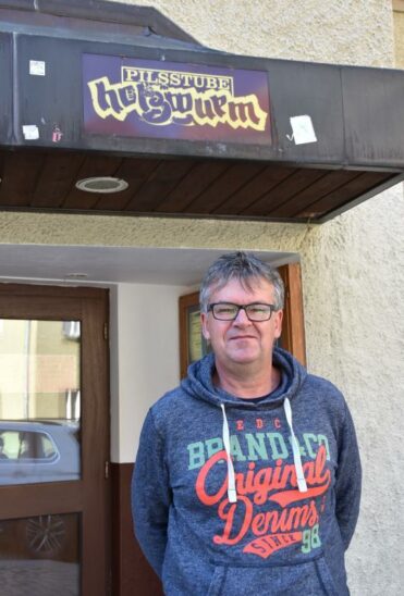 Im vergangenen September hatte Roland Winkler noch einen Funken Hoffnung, den „Holzwurm“ wieder öffnen zu können – jetzt hat er sich mit seiner Verpächterin Hedwig Bäumler auf eine vorzeitige Vertragsauflösung geeinigt: das (vorläufige) Aus für die Kultkneipe ist besiegelt.