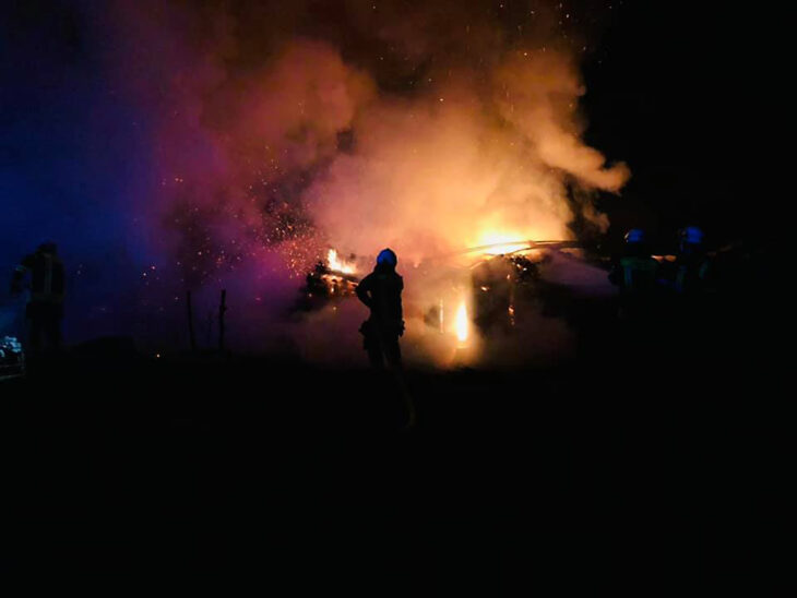 Die Feuerwehren Ottensoos und Rüblanden löschten den lichterloh brennenden Holzstapel.