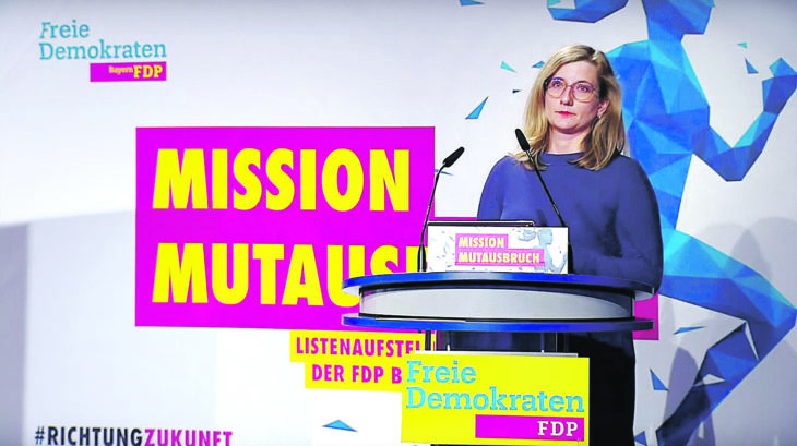 Kristine Lütke ist 38 Jahre alt und Betreiberin eines Seniorenheims. Sie tritt als Direktkandidatin im Wahlkreis Roth/Nürnberger Land an. Bei der Landesdelegiertenversammlung der FDP war sie München dabei (im Bild) – und landete auf Platz 12.