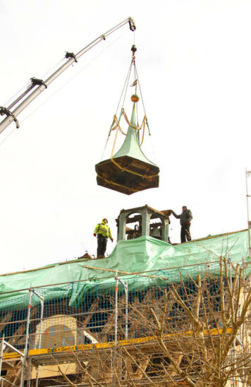 Gut gesichert baumelte die Konstruktion aus Holz und Kupferblech am Haken eines Krans.