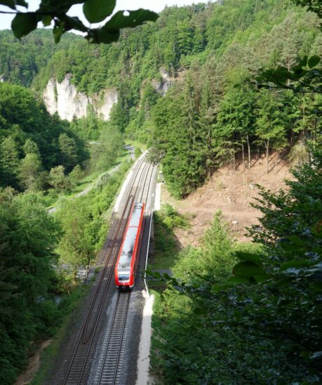 Noch fahren dieselbetriebene Neigezüge – hier vorm Tunnel „Roter Fels“ zwischen Rupprechtstegen und Lungsdorf.