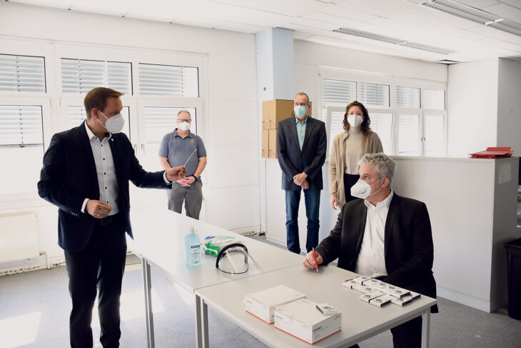 „Corona-Test gefällig?“. Bevor heute das Laufer Testzentrum öffnet, haben sich sich Landrat Armin Kroder, Armin Mergl, Mitarbeiter des Gesundheitsamts, Uwe Drochner, stellvertretender Leiter des Gesundheitsamt, Julia Meyer, Leiterin des Corona-Krisenteams und der Laufer Bürgermeister Thomas Lang (von links) ein Bild von der zukünftigen Teststation gemacht.