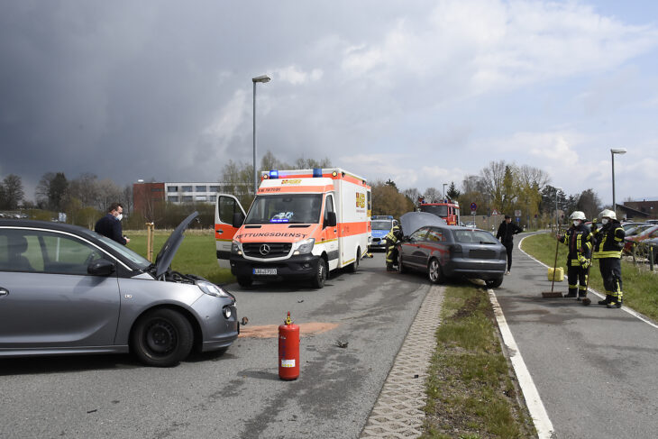 Im Hintergrund rollt kurz nach dem Unfall eine dunkle Regenwolke heran, doch als die ersten Tropfen fielen, hatten die Sanitäter die Verletzte bereits in den Rettungswagen gebracht. Danach öffnete der Himmel seine Schleusen.