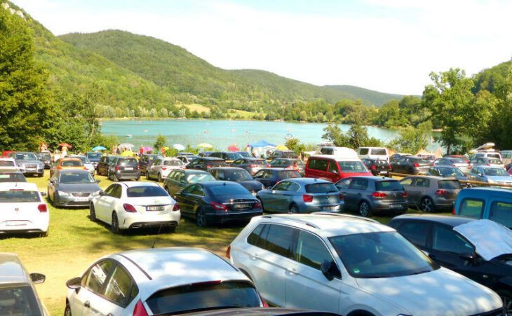 Vor allem durch die Coronapandemie zog es im Sommer mehr Tagesausflügler als sonst an den Stau- und Baggersee. Das belastet Natur, Landwirtschaft und Anwohner. Ein neues Projekt will gegensteuern.