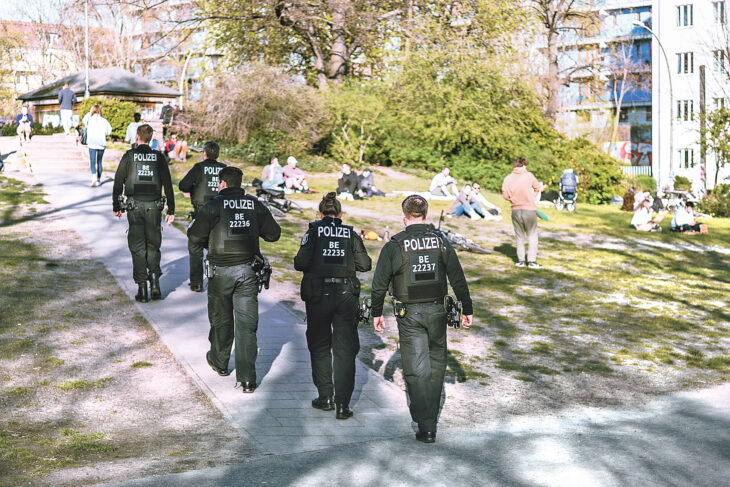 Beamten der Bereitschaftspolizei kontrollieren das Einhalten der Kontaktbeschränkungen in einem Park. Was Anfang 2020 noch unvorstellbar schien, wurde im Nürnberger Land ab April zum alltäglichen Anblick.