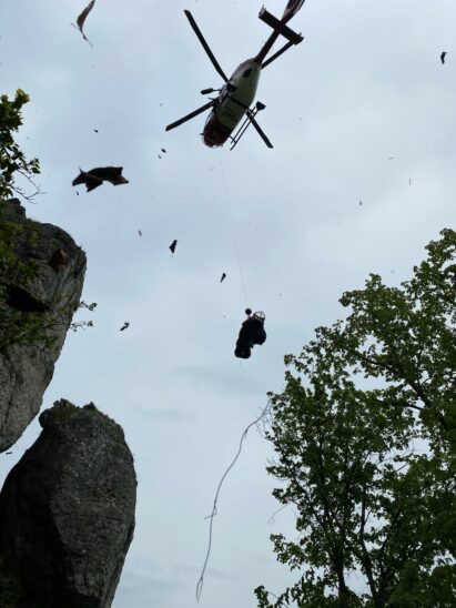 Im unwegsamen Gelände unterhalb des Hohlen Felsens wäre eine „normale“ Bergung heikel gewesen und hätte zu lange gedauert, deshalb forderte die Bergwacht den Rettungshubschrauber Christoph 27 an, um die abgestürzte Frau durch die Luft abzutransportieren.