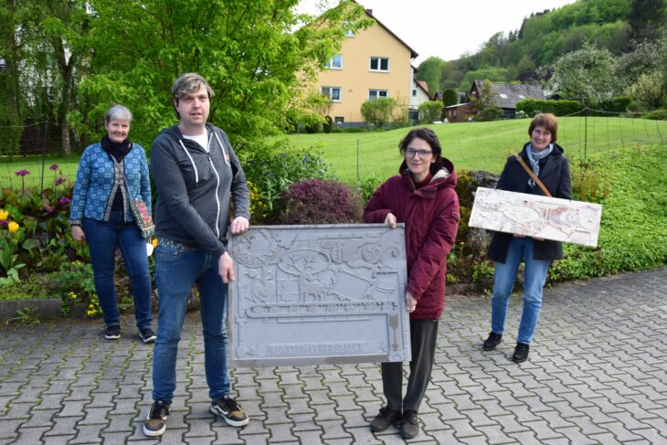Die „Köpfe“ des Projekts Kunstomat Hersbruck: Ute Scharrer (l.), Federica Burzi und Karin Plank-Hauter (2.v.r. und rechts). Unterstützt werden sie von Nicolai Abé (2.v.l.) von der Schreinerei Prager. Sie zeigen die beiden Varianten für die Automatenfront – einmal aus Holz und einmal aus Kunstmarmor (vorne).