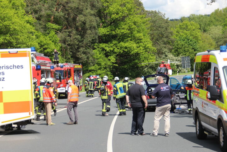 Nach dem Unfall war die B14 in beiden Fahrtrichtungen vollständig gesperrt.