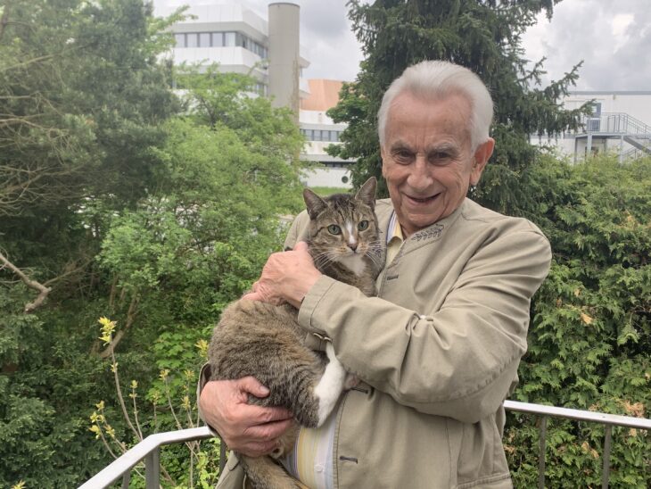 Franz Dramont mit Kater Max auf seinem Balkon, einen Katzensprung vom Landratsamt Nürnberger Land entfernt.