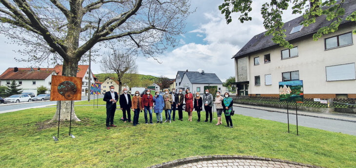 Acht Frauen und ein Mann haben die Kunstwerke geschaffen, die nun in Diepersdorf und später in den Leinburger Ortsteilen ausgestellt werden. Die Vernissage (im Bild) durfte nur im kleinen Kreis stattfinden.