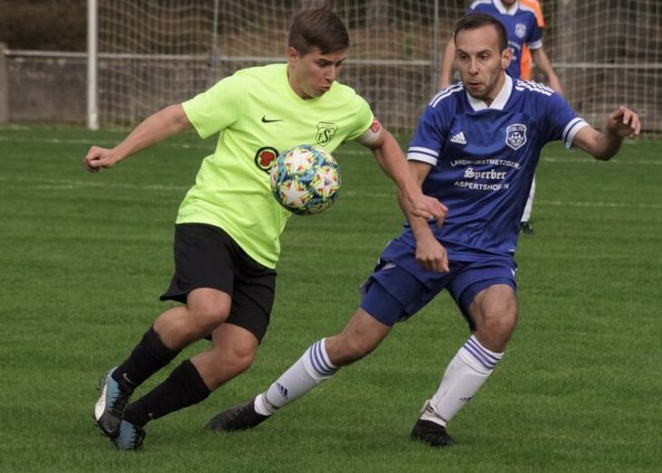Sören Voss (rechts, gegen Schönberg) und seine Kameraden der SpVgg Sittenbachtal dürfen sich über den Aufstieg in die Kreisliga freuen.