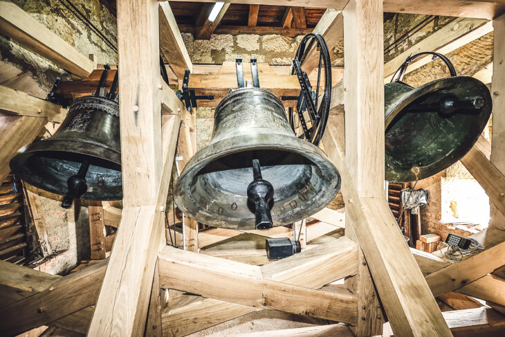 Das neue Neunhofer Glockentrio in der neuen Holzaufhängung im Turm der Johanneskirche zum ersten Mal in voller Aktion.