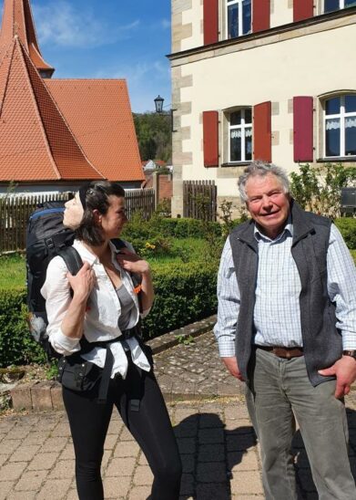 Diana Pacelli machte auf ihrer Reise Station in Kirchensittenbach, hier mit Pfarrer Ekkehard Aupperle.