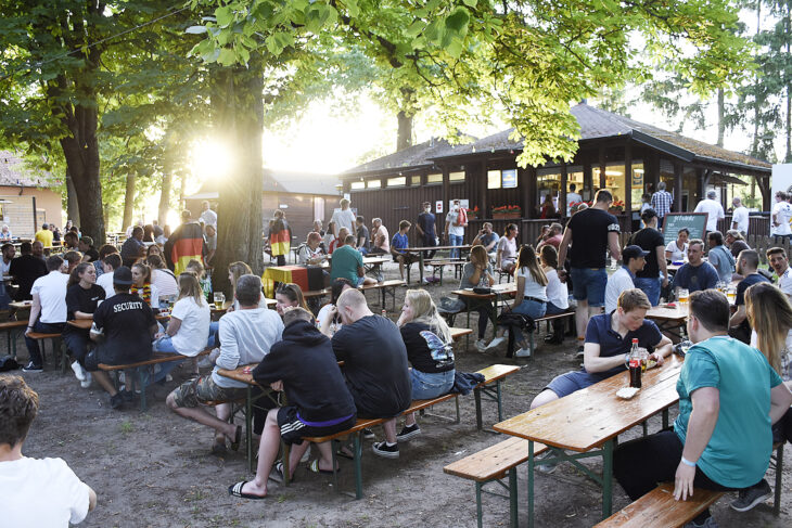 Mehrere Hundert Besucher genossen den warmen Sommerabend auf dem Berg. Und stöhnten im Chor, als das deutsche Eigentor fiel.