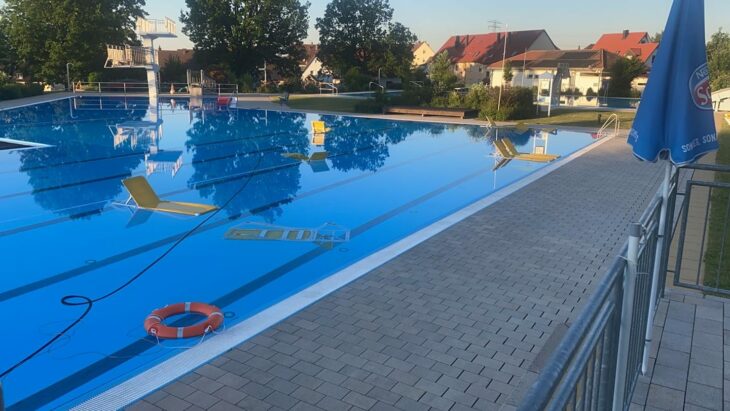 Einige Ruheliegen fanden Mitarbeiter des „Bädercoach“ am Donnerstagfrüh im großen Becken, offenbar hatte nachts auch jemand den Sprungturm benutzt – das sei in der Dunkelheit lebensgefährlich, warnt Bürgermeister Pitterlein.