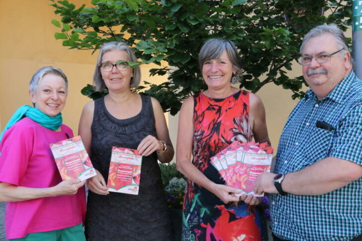 Sie haben in den vergangenen Tagen den Rosentag auf die Beine gestellt: Doris Kiener, Dorothea Müller Philipps Sohn, Angelika Pflaum und Jürgen Wild (v. links), ein Teil des Orga-Teams. Flyer gibt es zwar keine, dafür Teilnahmescheine für ein rosiges Preisrätsel.