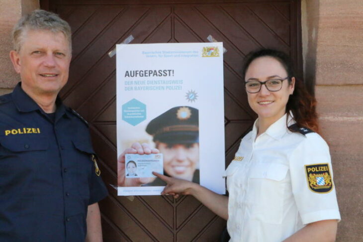 So sieht er aus, der neue Dienstausweis der Hersbrucker Polizei, den nun auch Bernhard Distler und Theresa Munz bei sich tragen.