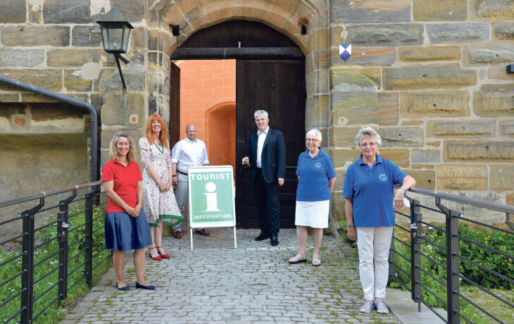 Franziska Thomae-Schrader und Alena Popp von den Stadtführern, Michael Meye aus der Stadtverwaltung sowie Bürgermeister Thomas Lang und von den Altstadtfreunden Monika Pöhlmann und Marlies Reuther (von links) freuen sich über die Wiederaufnahme der Führungen durch die Laufer Burg und die historische Altstadt.