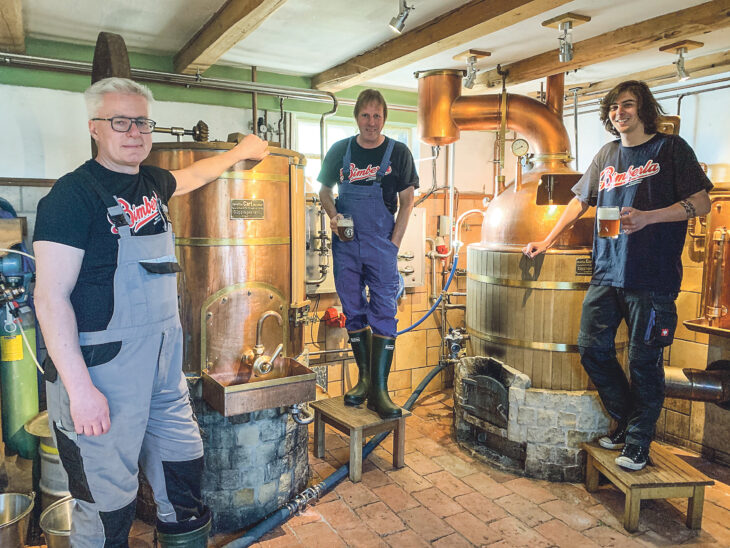 Willi Wohlfart, Jürgen Eichenmüller und Leon Oechsler (v. l.) haben ihre eigene Biermarke „Kuni-Bräu“ erschaffen und nutzen Wohlfarts Kupferkessel in Günthersbühl für ihre Experimente mit neuen Geschmacksrichtungen.