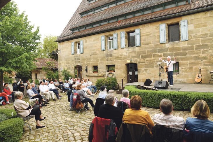 Mitsingen war nicht erlaubt, die Freude bei den 60 Zuschauern war dennoch groß. Für Musiker und Moderator Werner Schmidbauer war es der erste Auftritt seit acht Monaten.