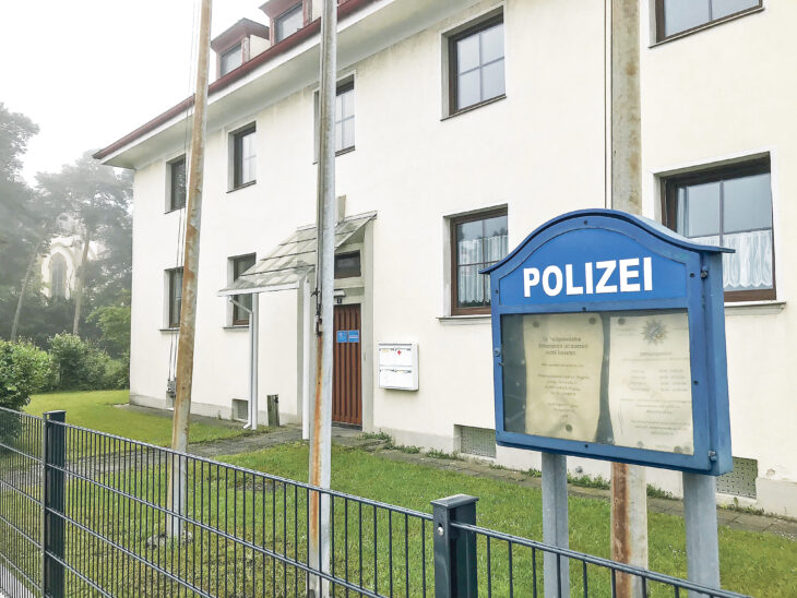 Ein Polizeibeamter hält hier seit 25 Jahren in Röthenbach die Stellung.