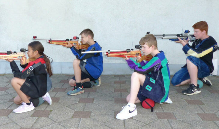Im Dreistellungskampf mit dem Luftgewehr mischte der Hohenstädter Nachwuchs mit Finja Lederer, Moritz Kramer, Tim Deierl und Sebastian Meyer (von links) bayernweit vorne mit.