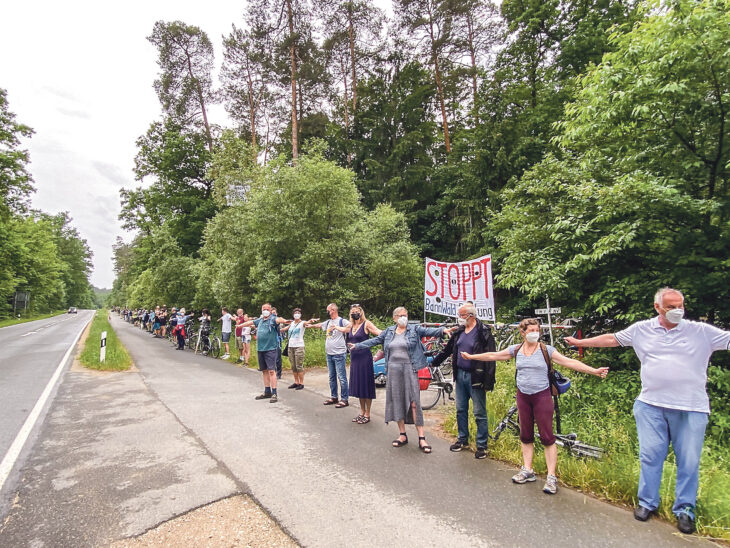 Juni 2021: „Stoppt die Bannwaldrodung“: Das forderten die Teilnehmer damals bei einer Demonstration, die sich schützend vor das Waldstück an der Straße von Lauf in Richtung Diepersdorf stellten.