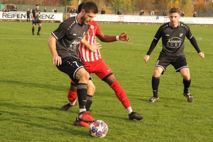 Traumeinstand für den 1.FC Hersbruck: Kapitän René Bongers (rechts Hannes Herrmann) und sein Team starteten mit einem 7:2-Kantersieg in Adelsdorf in die neue Saison.