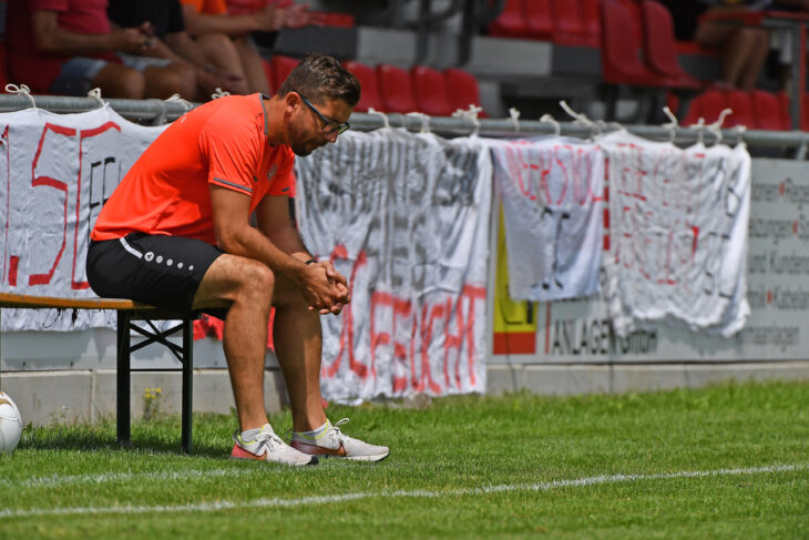 Nicht nur die vielen Ausfälle, auch die schwache Vorstellung gegen die SG Quelle Fürth (0:4) brachte SC-Trainer Forian Schlicker zuletzt ins Grübeln.