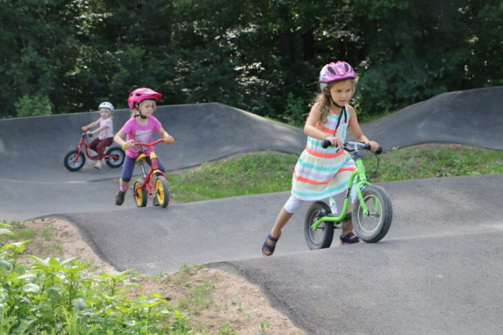Ohne große Angst machen die Jungs und Mädchen mit ihren Laufrädern den neuen Pumptrack des SV Henfenfeld unsicher.