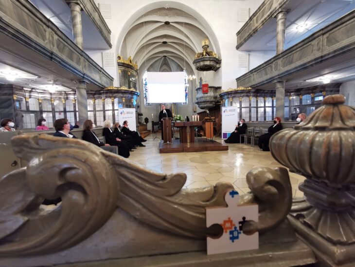 Die Puzzlesteine symbolisieren die drei Bildungswerke der Dekanate Neumarkt, Altdorf und Hersbruck, die nun zu einer Einheit zusammengewachsen sind.