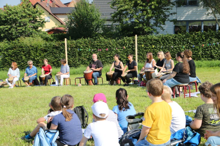 Die Lehrerinnen der Grundschule Hammerbachtal stimmten die Schüler zusammen mit Dieter Weberpals aufs Trommeln ein