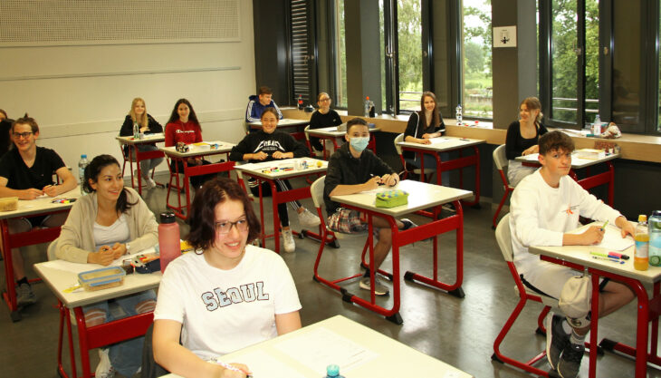 Die Schüler warten aufgeregt auf die Prüfungsaufgaben.