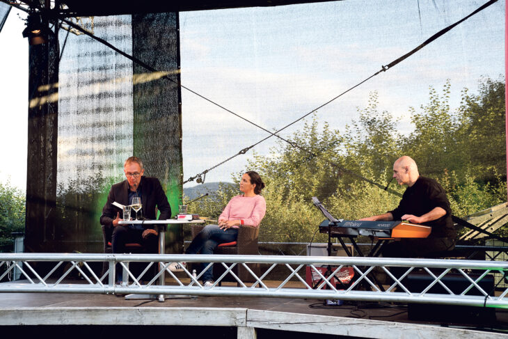 Volker Kutschers (links) Lesungen wurden vom Pianisten Sasha Pushkin live begleitet. Moderatorin Ina Gombert hörte gespannt zu.