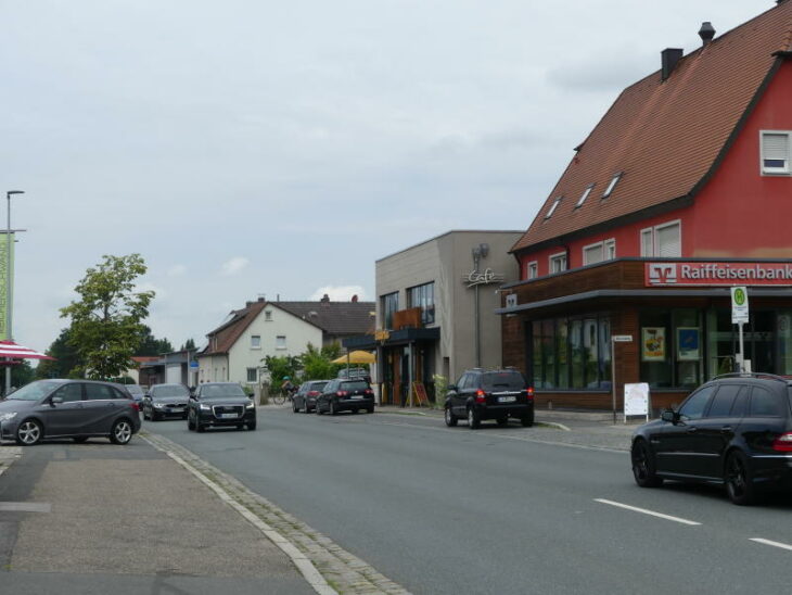 Das rege Verkehrsaufkommen bei der Ortsdurchfahrt erfordert die volle Aufmerksamkeit der Verkehrsteilnehmer. Daher lehnte der Gemeinderat die Errichtung einer doppelseitig beleuchteten Werbeanlage ab.