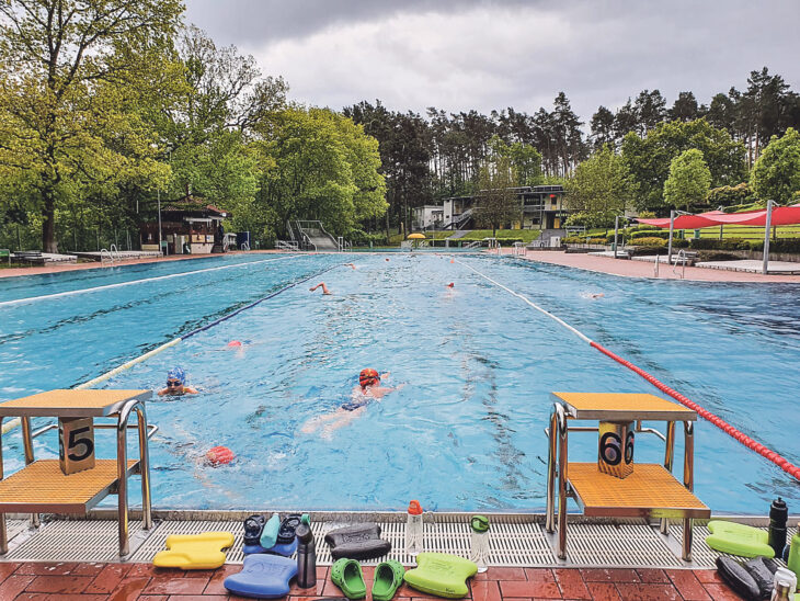 Nach langer Zwangspause können die jungen Schwimmer der SG Lauf wieder regelmäßig ihre Bahnen ziehen. Die Begrenzung der Besucherzahlen im Laufer Freibad erschwert das Training allerdings.