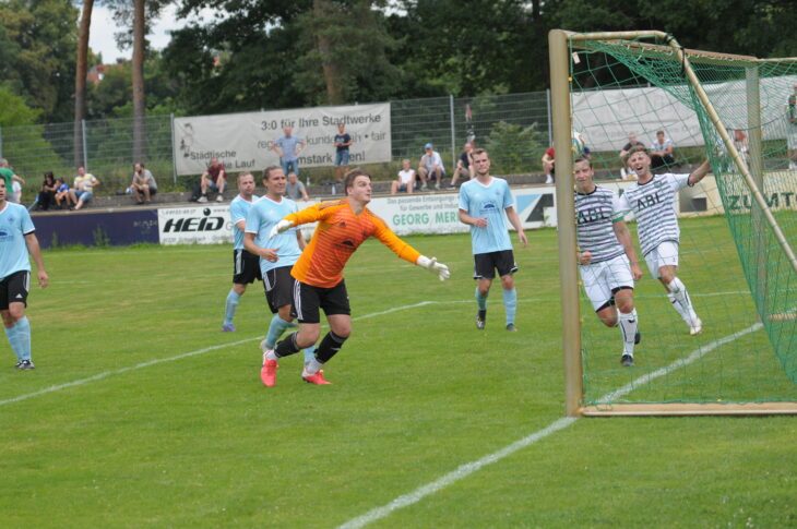 FCO-Keeper Königseder bleibt nur noch ein entsetzter Blick, während die SKL-Akteure rechts schon jubeln: Beim 2:0 nach einem Kopfball von Ferdinand Ziegler war der Ottensooser Torwart machtlos.