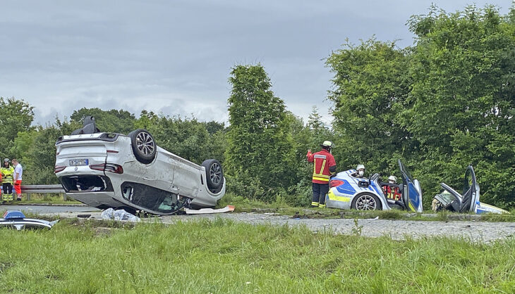 Mit hoher Geschwindigkeit fuhr der BMW auf den stehenden Streifenwagen auf. Foto: News/5