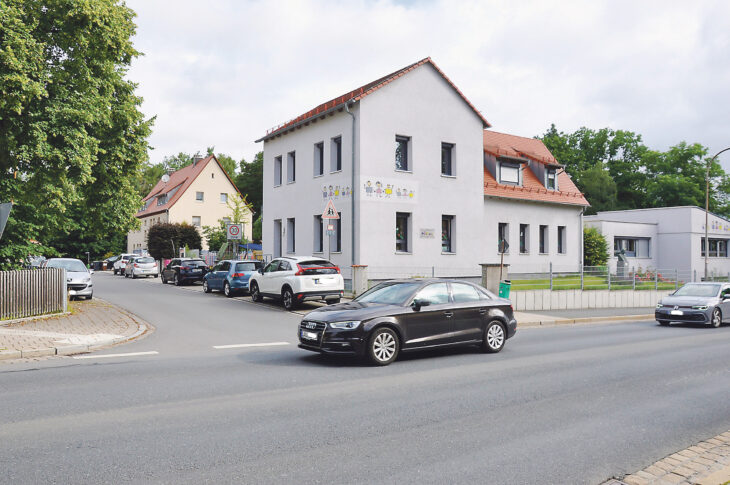 Die Einfahrt von der Parkstraße in die Bahnhofstraße ist schon jetzt ein Nadelöhr, vor allem zu den Bring- und Abholzeiten der Evangelischen Kindertagesstätte (rechts). Eine zusätzliche Kita im Pegnitzgrund würde die Situation weiter verschärfen, so die Meinung der CSU. Ein Gutachten kommt jedoch zu dem Schluss, dass die Zufahrt möglich wäre.