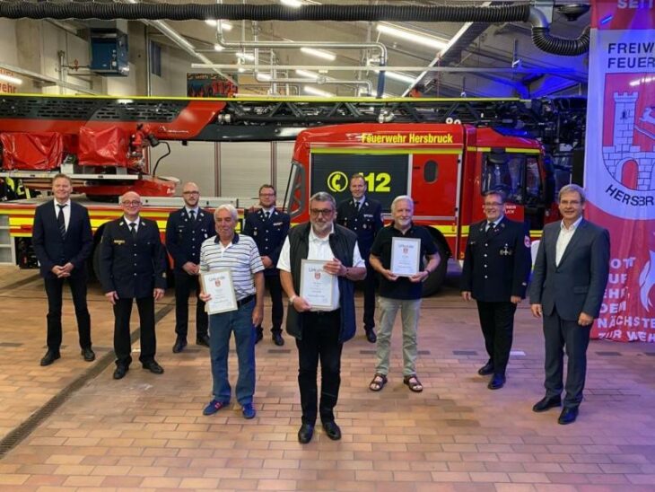 Im offenen Geräteraum der Feuerwehr Hersbruck fiel die Jahreshauptversammlung deutlich kleiner aus als in den Vorjahren. Die Ehrungen der Mitglieder durften trotz allem nicht fehlen.