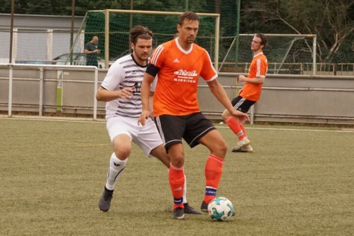 Spielertrainer Oliver Wurzbacher, der sich auch in diesem Duell um den Ball mit Timo Lohr behauptet, brachte den SV Henfenfeld bei der zweiten Mannschaft des SK Lauf mit einem Kopfballtor auf die Siegerstraße.